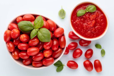 Pasta masasında taze domatesler. Domates arka planı, sağlıklı sebze ve fesleğen yaprakları..