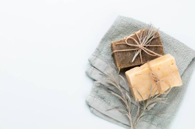 Pastel arka planda el yapımı doğal sabun..