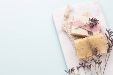 Pastel arka planda el yapımı doğal sabun..