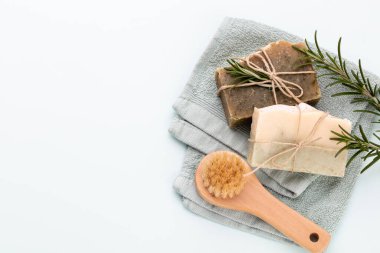 Pastel arka planda el yapımı doğal sabun..