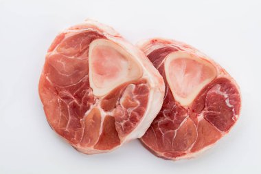 Beyaz arka planda çiğ et ve domuz eti..