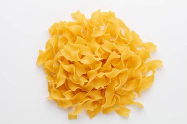 Beyaz arkaplanda makarna yığını.