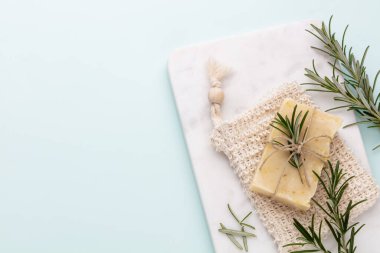 Pastel arka planda el yapımı doğal sabun..