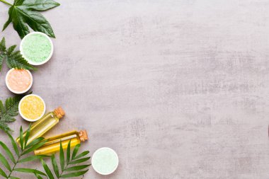Spa aromaterapi evi kozmetik ürünler konsepti, yazı için bir arkaplan, düz alan, yukarıdan görünüm.