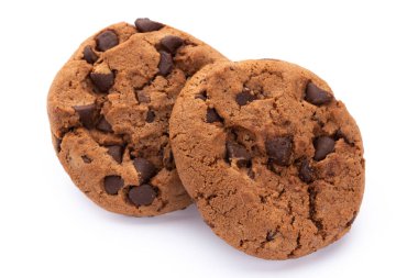 Beyaz arka planda izole edilmiş çikolatalı kurabiyeler. Tatlı bisküviler. Ev yapımı pasta.. 