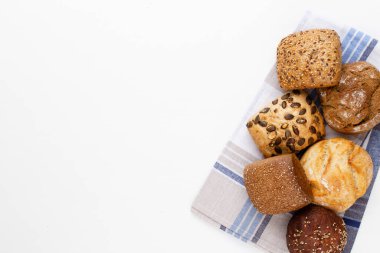 Koyu gri mutfak masasında taze pişmiş ekmek..