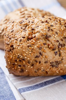 Koyu gri mutfak masasında taze pişmiş ekmek..