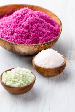 Doğal deniz tuzlu spa seti. Salon tedavisi daveti için spa konsepti veya şablonu. 