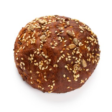 Beyaz arka planda çavdar ekmeği..