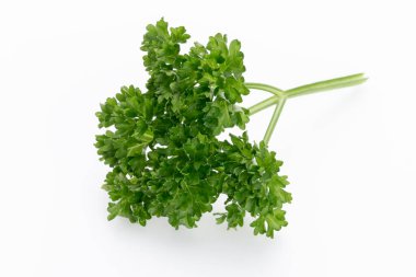 Beyaz arkaplanda biyo maydanoz yaprağı.