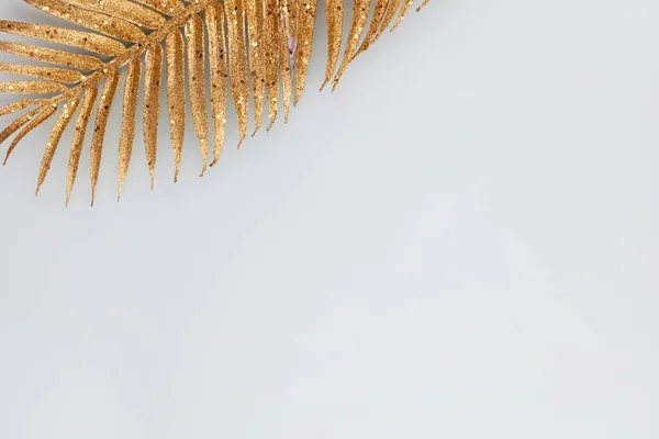 Palmbladgoud Blauwe Achtergrond Palmblad Vlakke Vloer Bovenaanzicht — Stockfoto