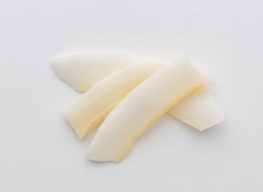 Beyaz arkaplanda izole edilmiş hindistan cevizi parçaları. 