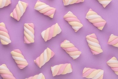 Pastel arka planda renkli şekerlemeler. Yaratıcı desen.