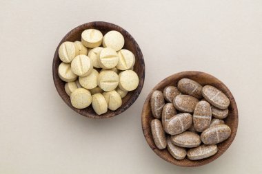 Vitamin hapı tableti, mineral ve takviye maddesi, bitkisel ilaç tozu tıp pastel arka planında fotokopi alanı ile birlikte..