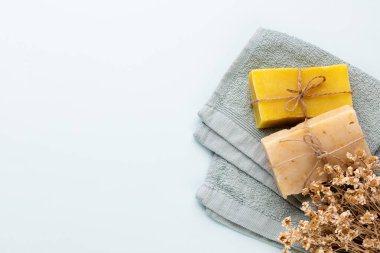 Pastel arka planda el yapımı doğal sabun..