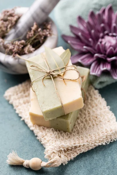 天然手工肥皂 含有植物提取物的有机肥皂条 — 图库照片