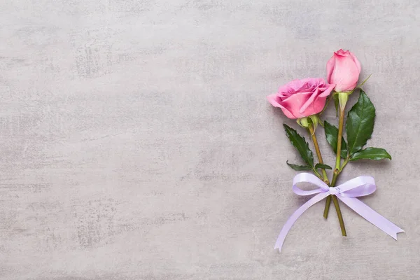 Вітальна Листівка Квітами Рамка Рожевої Троянди Сірому Фоні Плоский Простір — стокове фото