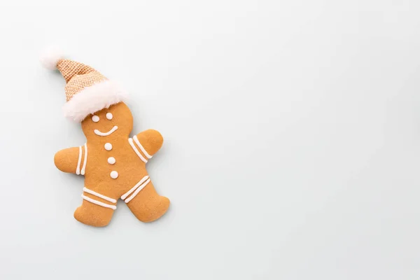 面糊背景上的美味姜饼饼干和圣诞装饰 — 图库照片