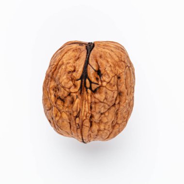 Beyaz arka plan üzerinde izole organik ceviz.