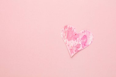Kalp şeklindeki kağıdı kes, pastel bir arka plan koy. Sevgililer Günü Kavramları