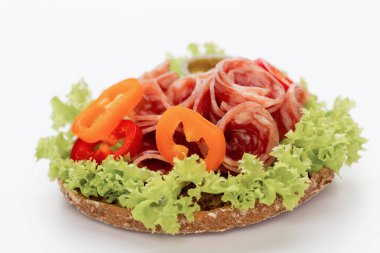 Beyaz arka planda salamlı sandviç..