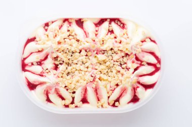 Beyaz arka planda bitki çayı. Meyve ve bitkisel, çay, zerdeçal, zencefil rengi üst görünüm. 