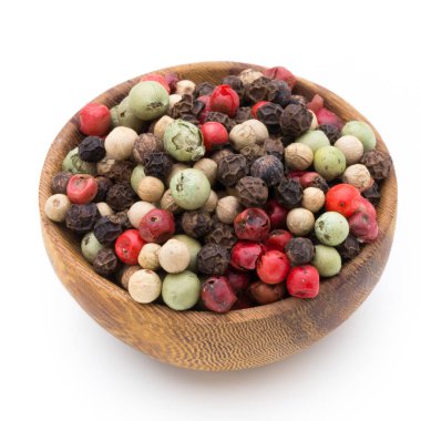 Beyaz arka planda kaşıkta biber tohumu.