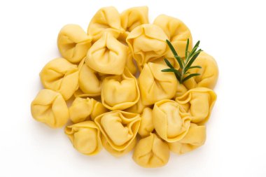 Çiğ makarna, otlu tortellini..