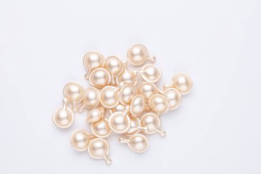 Beyaz arkaplan üzerinde izole seramik kapsüller.