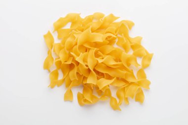 Beyaz arkaplanda makarna yığını.