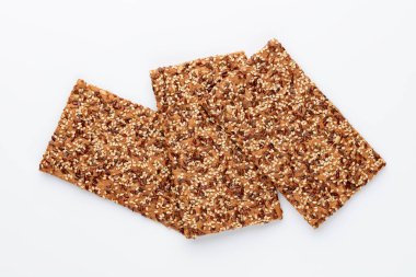 Beyaz arka planda izole edilmiş susamlı tuzlu kraker ve ayçiçeği tohumları..