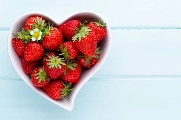 Corazón Fresa Fresas Frescas Plato Sobre Mesa Madera Blanca Vista — Foto de Stock