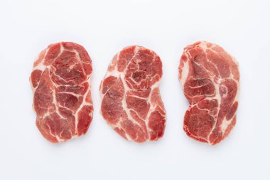 Beyaz arka plan üzerinde izole çiğ domuz eti dilimlenmiş.