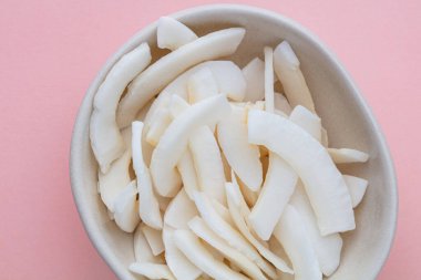 Hafif arkaplanda lezzetli hindistan cevizi parçacıkları olan kase.