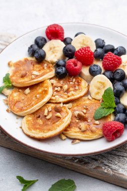 Diyet undan ya da badem unundan yapılmış keto krepleri, böğürtlenlerle servis edilir..