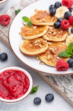 Diyet undan ya da badem unundan yapılmış keto krepleri, böğürtlenlerle servis edilir..