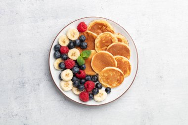 Diyet undan ya da badem unundan yapılmış keto krepleri, böğürtlenlerle servis edilir..