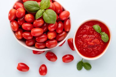 Pasta masasında taze domatesler. Domates arka planı, sağlıklı sebze ve fesleğen yaprakları..