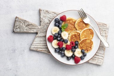 Diyet undan ya da badem unundan yapılmış keto krepleri, böğürtlenlerle servis edilir..