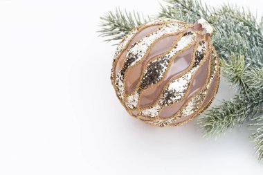 Beyaz arkaplanda Noel süslemesi.