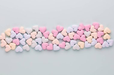 Sevgililer Günü geçmişi. Pastel mavi arka planda şeker kalpli kompozisyon. Sevgililer Günü tebrik kartı. Düz yatış, üst görünüm.