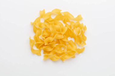 Beyaz arkaplanda makarna yığını.