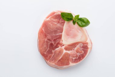 Beyaz arka planda çiğ et ve domuz eti..