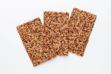 Beyaz arka planda izole edilmiş susamlı tuzlu kraker ve ayçiçeği tohumları..