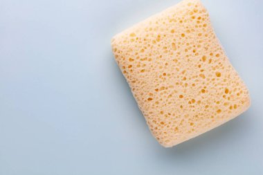 Pastel arka planda sabun çubuğu ve köpük