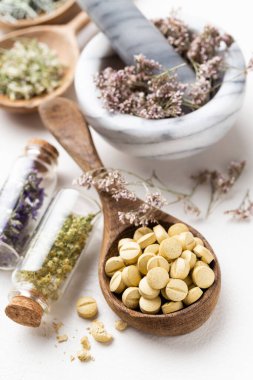 Alternatif tıp, natüropati ve diyet hapı takviyesi. Bitki özü ve bitkiler. 