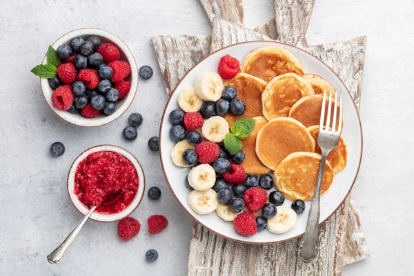 Panquecas Ceto Feitas Farinha Dieta Farinha Amêndoa Servidas Com Bagas — Fotografia de Stock