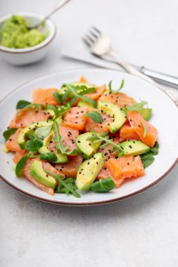 Avokadolu taze somon salatası, keto ve düşük karbonhidrat diyeti için. Paslı arkaplan, üst görünüm, kopyalama alanı.