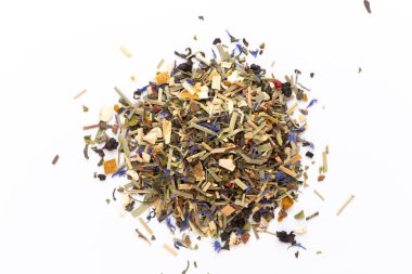 Beyaz arka planda bitki çayı. Meyve ve bitkisel, çay, zerdeçal, zencefil rengi üst görünüm. 