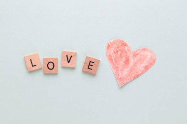 Pastel bir tahtanın içindeki tahta bloklar..